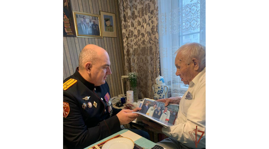 Росгвардейцы поздравили ветерана Великой Отечественной войны с 98-летием в Москве 