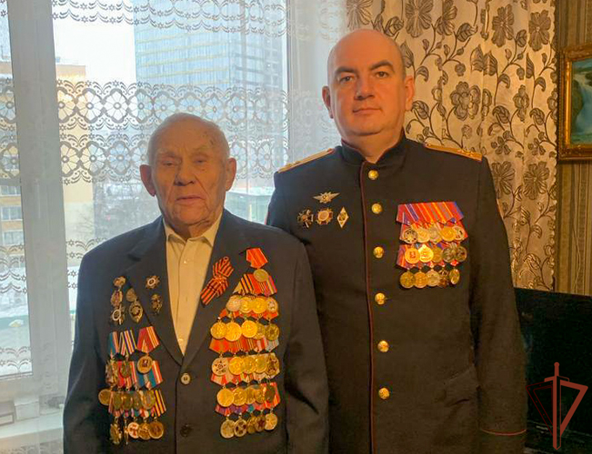 Росгвардейцы поздравили ветерана Великой Отечественной войны с 98-летием в Москве 