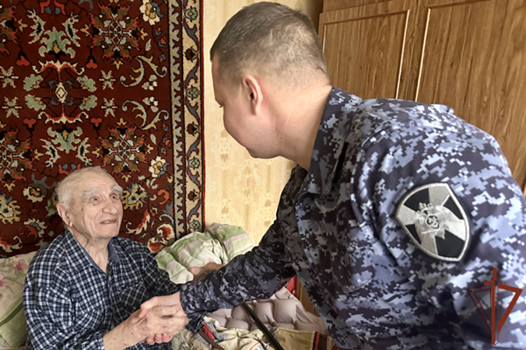 Военнослужащие Росгвардии из Волгограда присоединились к акции «С Новым годом, ветеран!» 