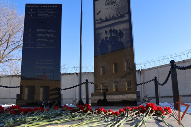 Увековечили память погибших при исполнении служебного долга сотрудников Росгвардии в Амурской области 