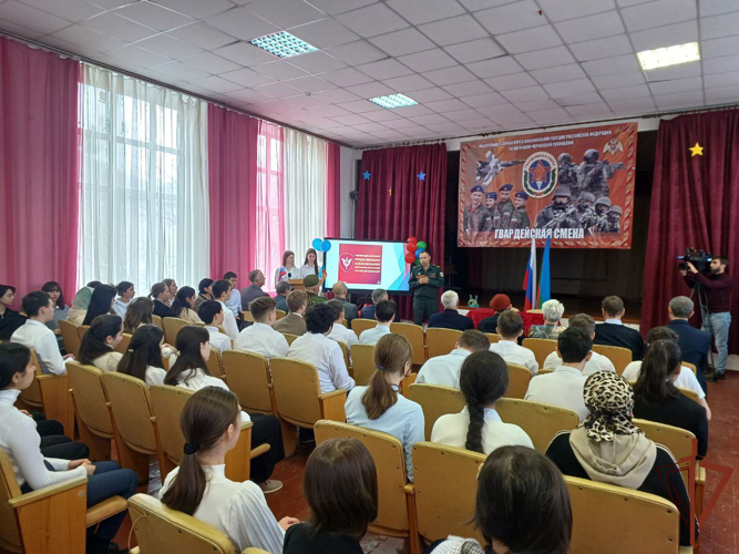 Парта Героя памяти погибшего сотрудника ОМОН открыта в Карачаево-Черкесии