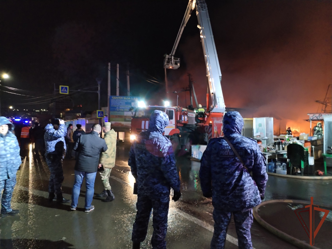 Росгвардейцы обеспечили охрану правопорядка при ликвидации пожара в Ростове-на-Дону.