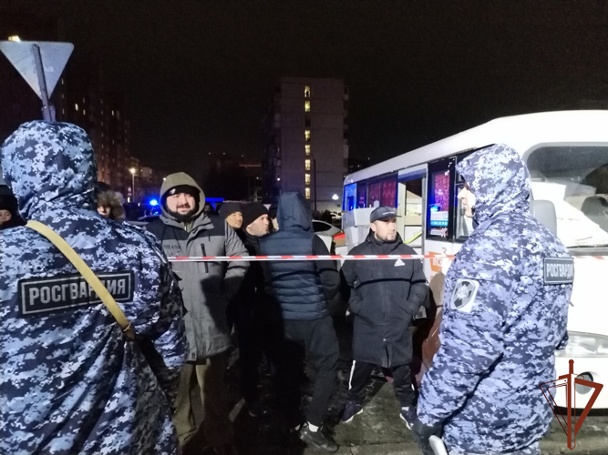 Росгвардейцы обеспечили охрану правопорядка при ликвидации пожара в Ростове-на-Дону.