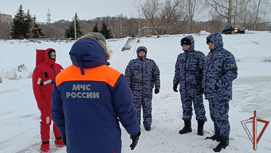 Росгвардейцы отработали спасение провалившихся под лед людей в Ульяновске