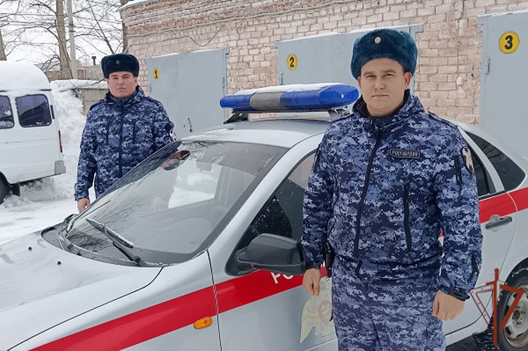 Росгвардейцы оказали помощь медицинским работникам в госпитализации пенсионерки в Курске