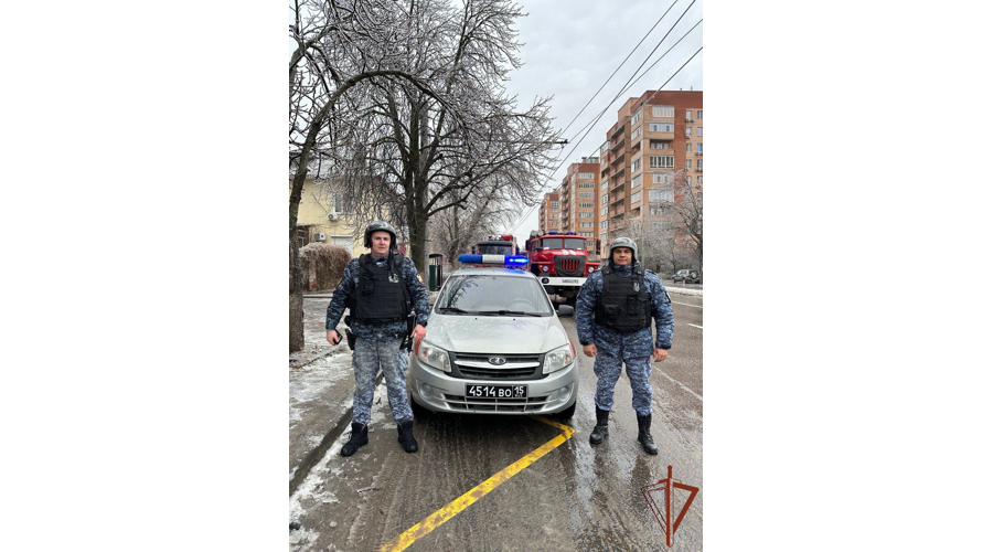Росгвардейцы помогли жильцам во время пожара дома в Ростове-на-Дону (видео)