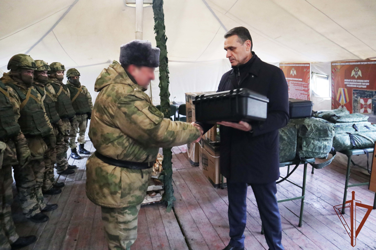 Губернатор региона передал росгвардейцам военно-технические средства в Ростове-на-Дону