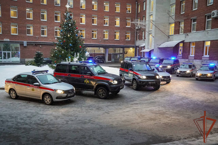 Новые служебные автомобили передало росгвардейцам в Ленинградской области региональное правительство  