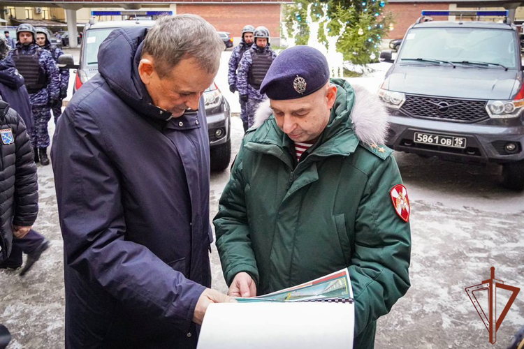 Новые служебные автомобили передало росгвардейцам в Ленинградской области региональное правительство  