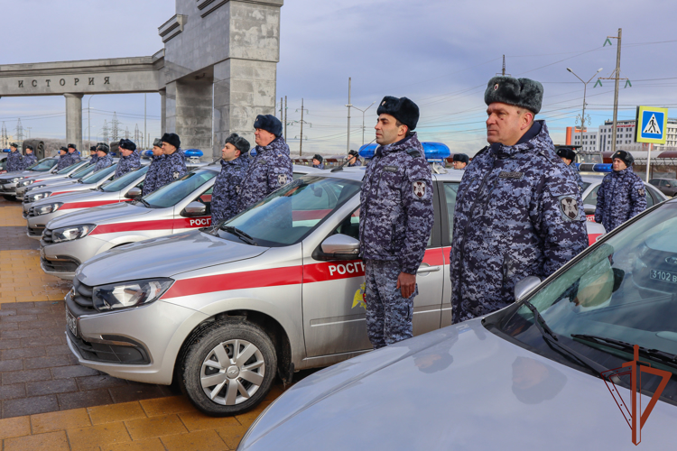 Сотрудникам Росгвардии вручили ключи от новых служебных автомобилей на Ставрополье