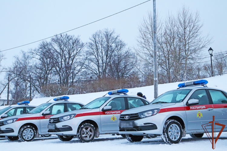 Ключи от новых служебных автомобилей вручили  росгвардейцам в Архангельске