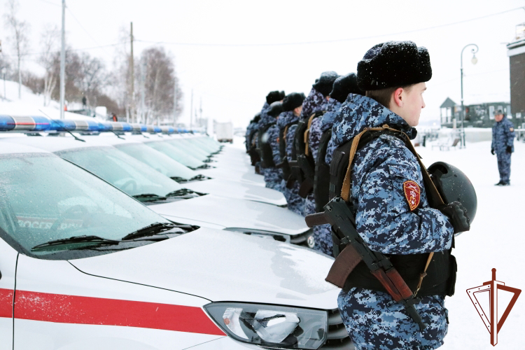 Ключи от новых служебных автомобилей вручили  росгвардейцам в Архангельске