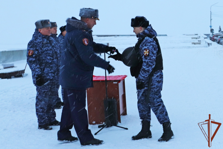Ключи от новых служебных автомобилей вручили  росгвардейцам в Архангельске
