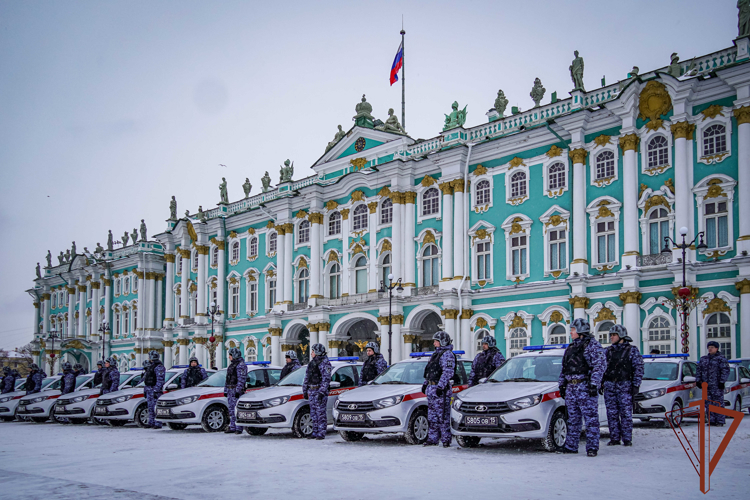 Генерал-лейтенант Алексей Воробьев и губернатор Санкт-Петербурга Александр Беглов поздравили росгвардейцев с Днем Конституции (видео)