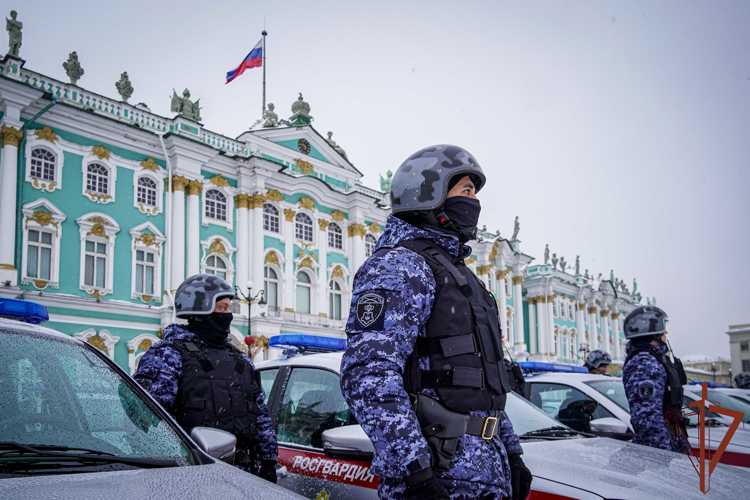 Генерал-лейтенант Алексей Воробьев и губернатор Санкт-Петербурга Александр Беглов поздравили росгвардейцев с Днем Конституции (видео)