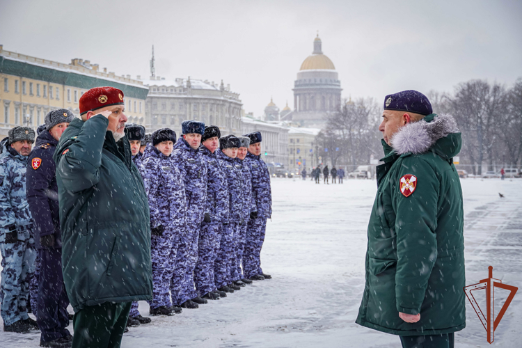 Генерал-лейтенант Алексей Воробьев и губернатор Санкт-Петербурга Александр Беглов поздравили росгвардейцев с Днем Конституции (видео)