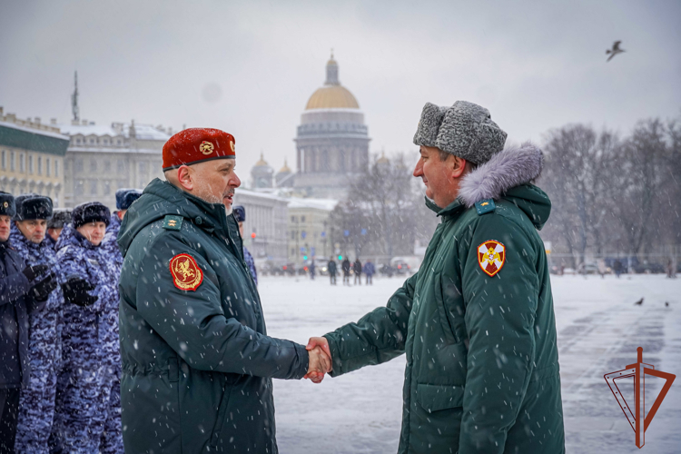 Генерал-лейтенант Алексей Воробьев и губернатор Санкт-Петербурга Александр Беглов поздравили росгвардейцев с Днем Конституции (видео)
