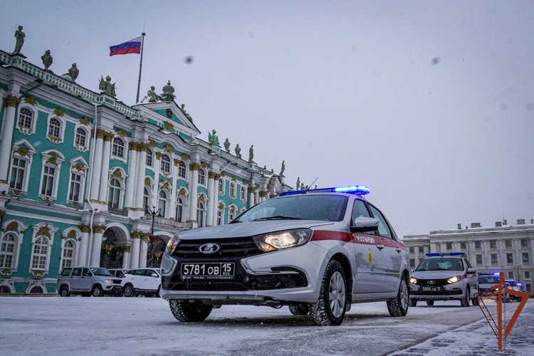 Генерал-лейтенант Алексей Воробьев и губернатор Санкт-Петербурга Александр Беглов поздравили росгвардейцев с Днем Конституции (видео)