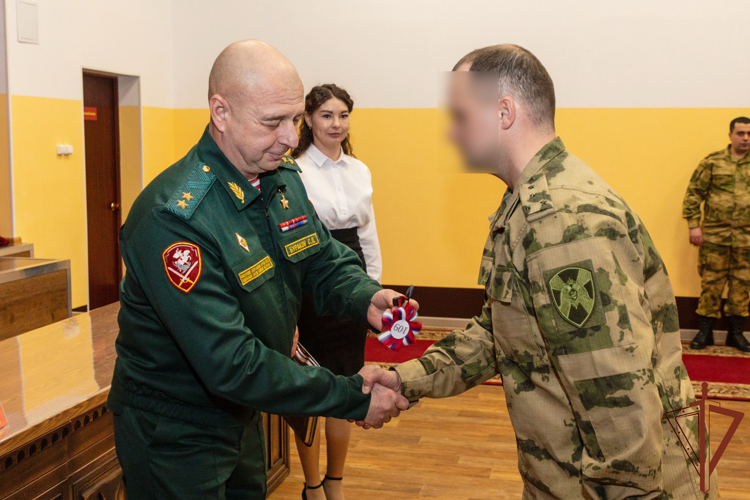 Росгвардейцам вручили ключи от новых квартир в Ленинградской области