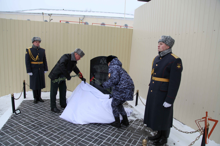 Заместитель командующего Приволжским округом Росгвардии открыл в Казани мемориал погибшим воинам