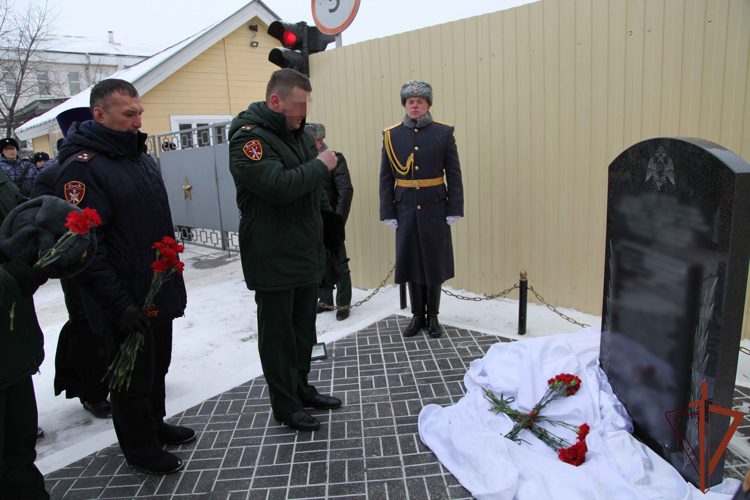 Заместитель командующего Приволжским округом Росгвардии открыл в Казани мемориал погибшим воинам