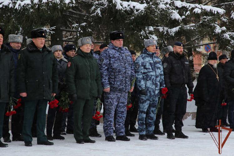 Росгвардия приняла участие в памятных мероприятиях ко Дню неизвестного солдата на Урале
