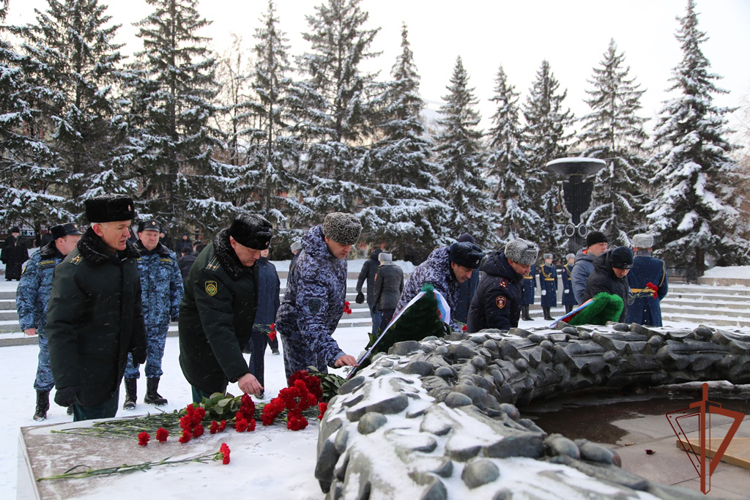 Росгвардия приняла участие в памятных мероприятиях ко Дню неизвестного солдата на Урале