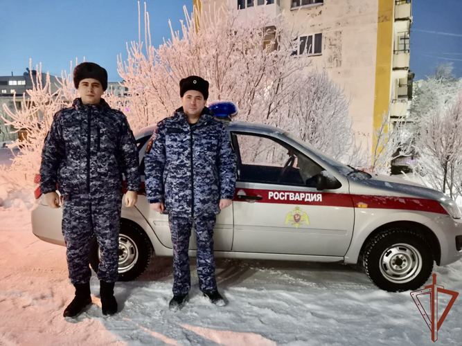 Росгвардейцы оказали помощь потерявшему сознание мужчине в Заполярном