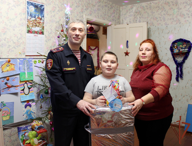 В Сыктывкаре руководитель тероргана Росгвардии принял участие в благотворительной акции «Ёлка желаний»  
