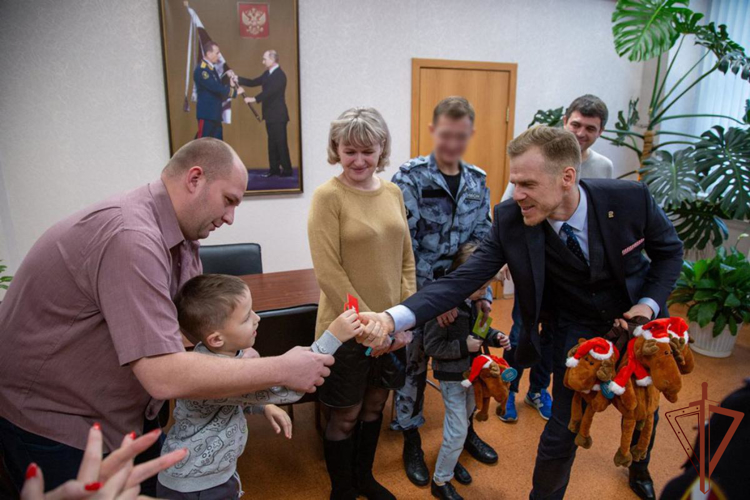 На Урале семьи росгвардейцев, воспитывающих особенных деток, поддержали представители благотворительного фонда «Бирюзовый»  