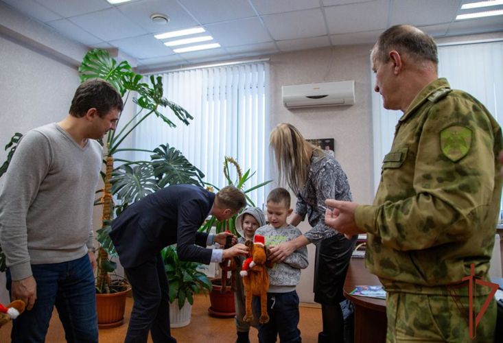 На Урале семьи росгвардейцев, воспитывающих особенных деток, поддержали представители благотворительного фонда «Бирюзовый»  