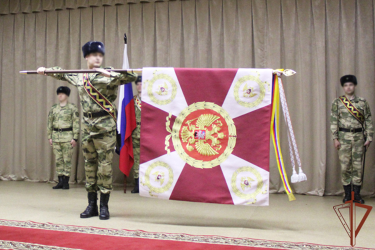 Боевые знамена нового образца вручены трем воинским частям Росгвардии на юге России