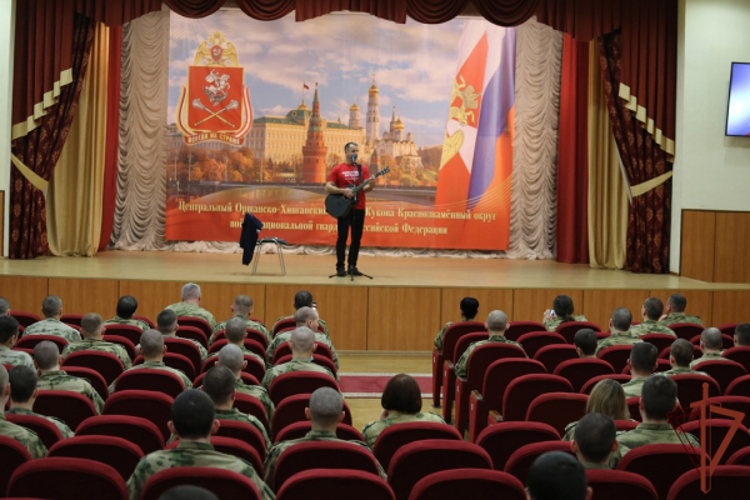 Творческий вечер народного артиста России Дмитрия Певцова прошел в управлении Центрального округа Росгвардии