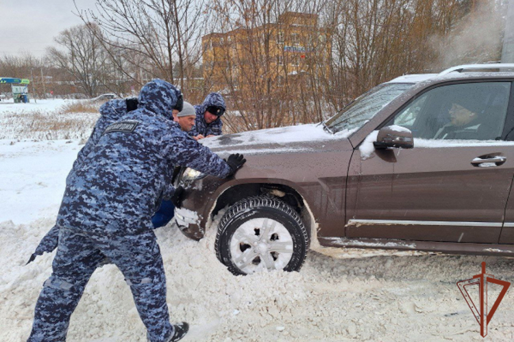 Росгвардия помогает автомобилистам во время аномального снегопада в Центральной России