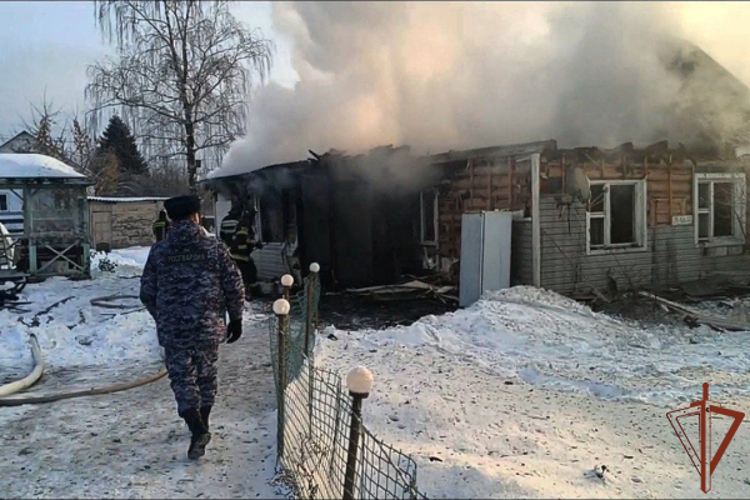 Росгвардейцы спасли пожилую женщину из горящего дома в Подмосковье