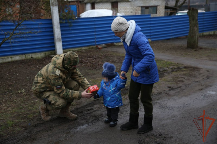 В преддверии Нового года росгвардейцы оказали адресную помощь в ДНР (видео)