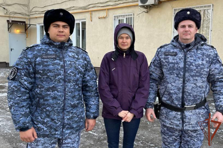 Росгвардейцы помогли жильцам во время пожара дома в Ростове-на-Дону (видео)