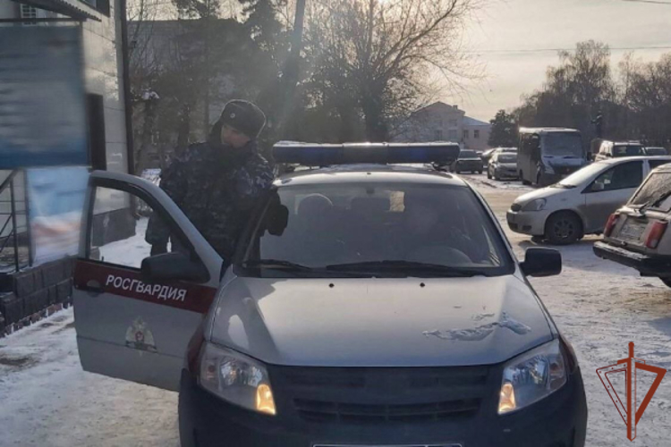Сотрудники Росгвардии задержали угрожающего медикам ножом мужчину в Омске