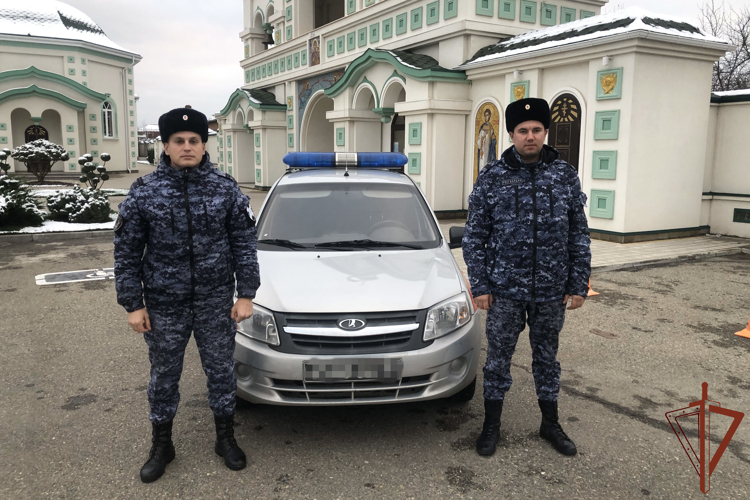 Росгвардейцы пришли на помощь потерявшему сознание пешеходу на Кубани