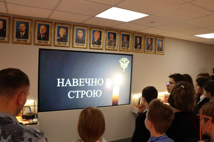 Урок мужества с московскими школьниками провел ОМОН Росгвардии в преддверии Дня неизвестного солдата