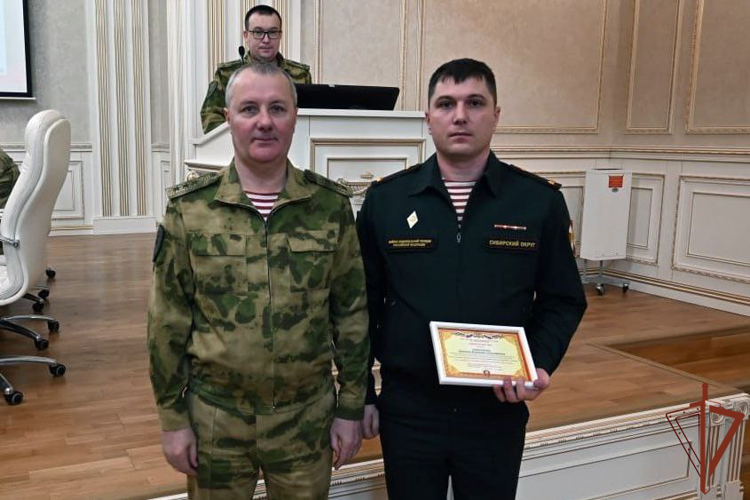 Командующий Сибирским округом Росгвардии вручил государственные награды военнослужащим
