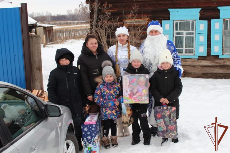 Новогодние желания юных сибиряков исполнил Дед Мороз специального назначения 