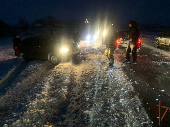 Росгвардеец помог попавшему в занос водителю в Сарове