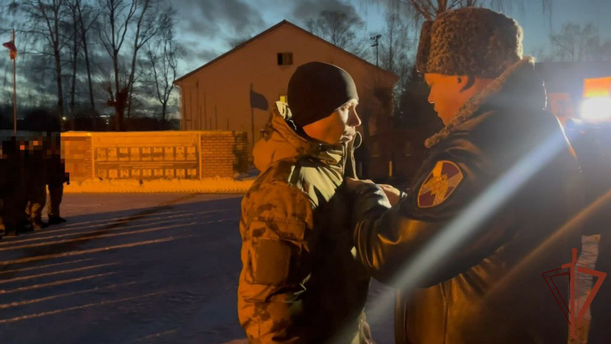 Офицеру Росгвардии вручили медаль «За отвагу на пожаре» (видео)
