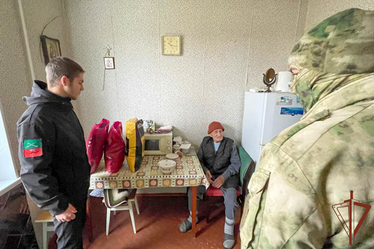 Росгвардейцы поздравили ветеранов Великой Отечественной войны с наступающим Новым годом