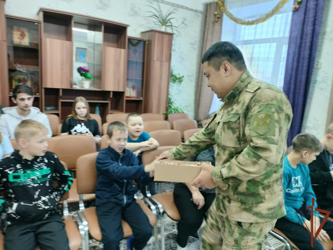 «Дед мороз специального назначения» поздравил юных уральцев с  наступающим Новым годом