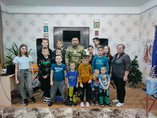 «Дед мороз специального назначения» поздравил юных уральцев с  наступающим Новым годом