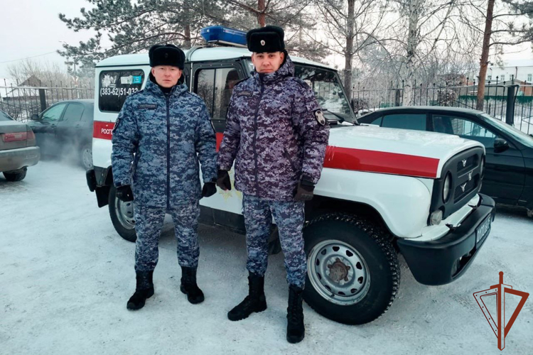 Росгвардейцы продолжают оказывать помощь оказавшимся в трудных ситуациях на дорогах Сибири водителям 