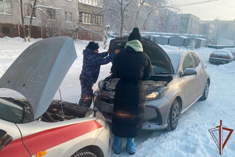 Росгвардейцы продолжают оказывать помощь оказавшимся в трудных ситуациях на дорогах Сибири водителям 