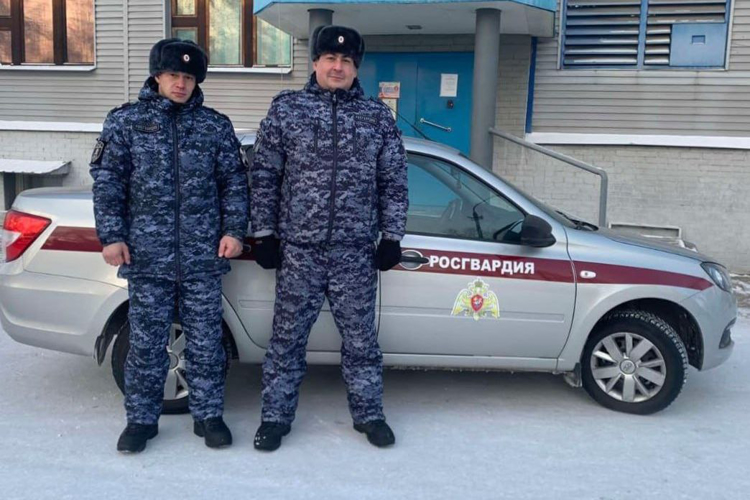 Сотрудники Росгвардии спасли жизнь замерзавшему на морозе мужчине в Иркутской области (видео)